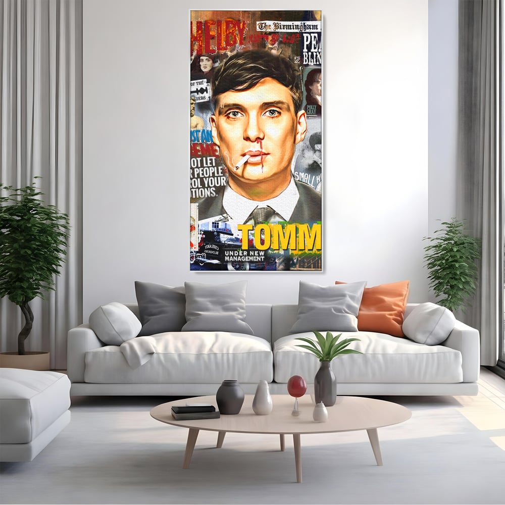 Tablou canvas cu tablou canvas cu portretul lui tommy shelby, in rama de aluminiu argintiu, pe perete intr-un living